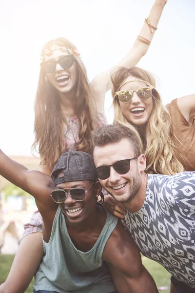 Freunde auf Musikfestival — Stockfoto