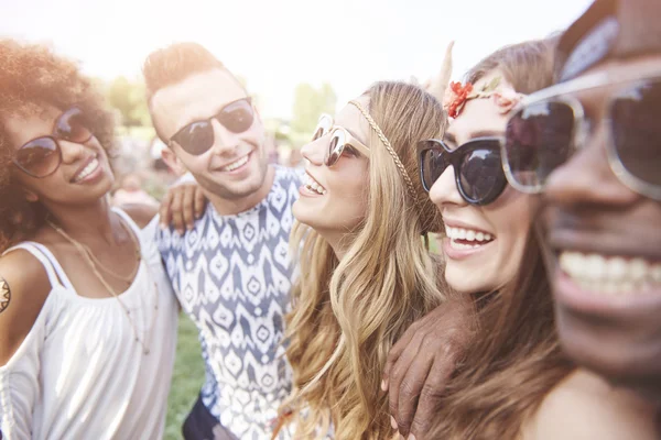 Ungdomar har kul på musikfestival — Stockfoto