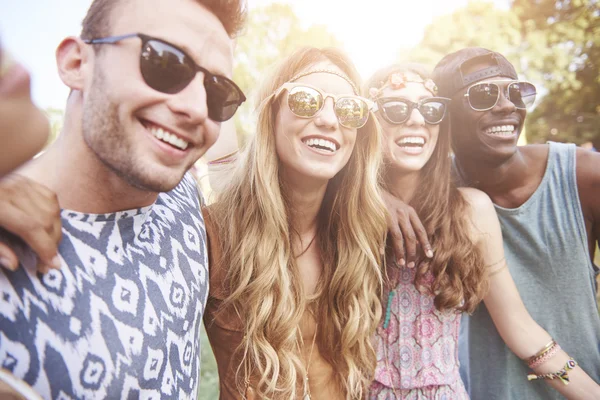 Amigos en el festival de música — Foto de Stock