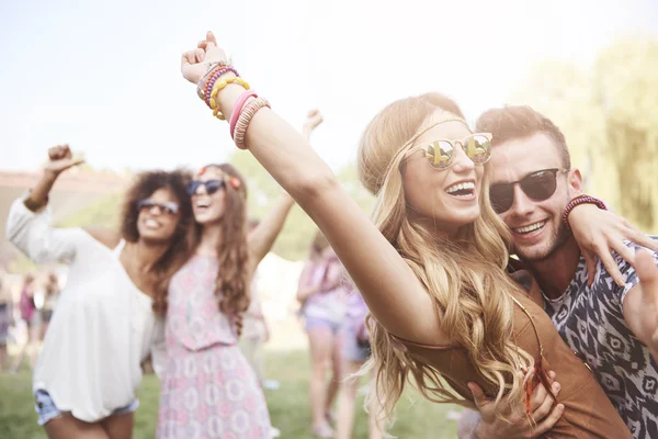 Gente joven y alegre — Foto de Stock