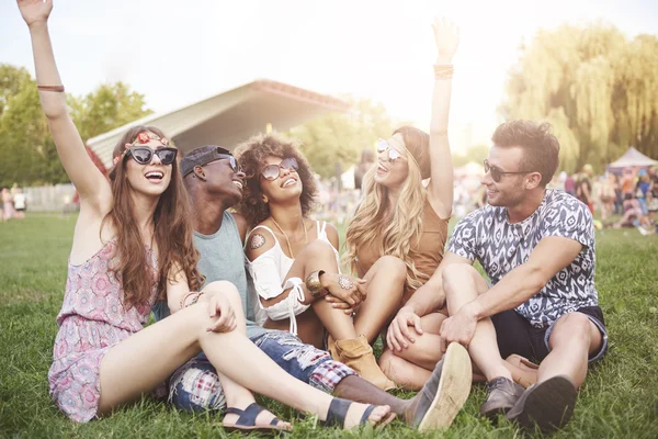 Jonge mensen hebben plezier op het muziekfestival — Stockfoto