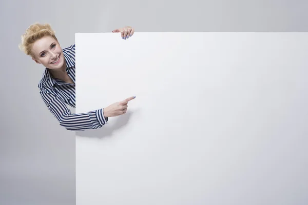 Empresaria Señalando el cartel blanco — Foto de Stock