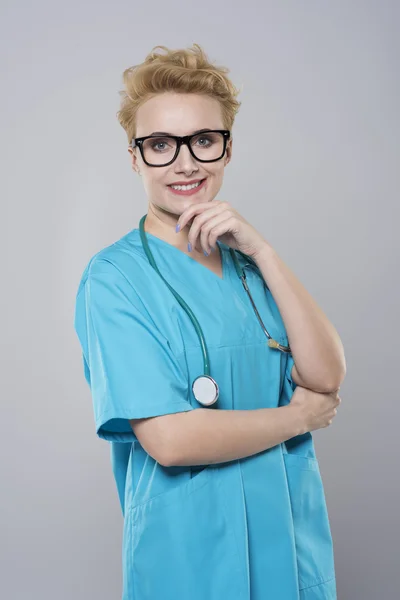 Mujer atractiva en el papel de un médico — Foto de Stock