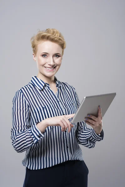 Geschäftsfrau posiert mit Tablet — Stockfoto