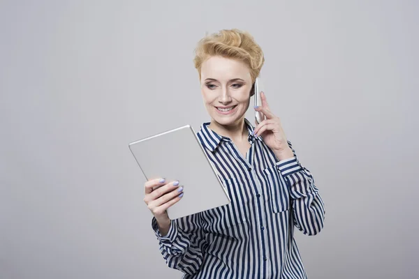 Geschäftsfrau posiert mit Tablet — Stockfoto