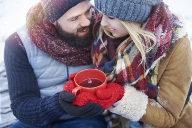 genç adam ve kadın açık havada poz