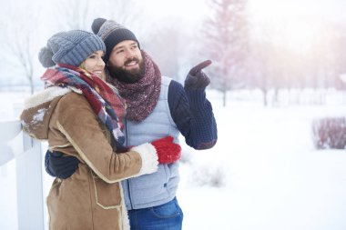 genç adam ve kadın açık havada poz