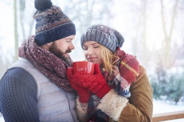 genç adam ve kadın açık havada poz