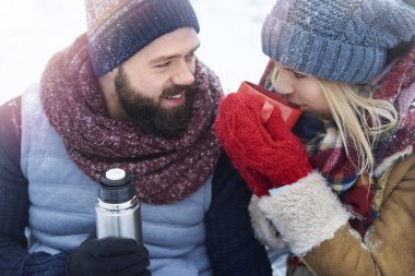 genç adam ve kadın açık havada poz