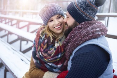 genç adam ve kadın açık havada poz