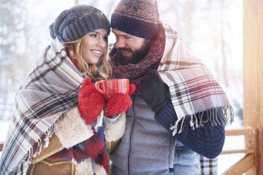 genç adam ve kadın açık havada poz