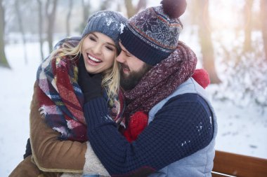 genç adam ve kadın açık havada poz