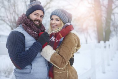 genç adam ve kadın açık havada poz