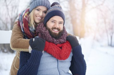 genç adam ve kadın açık havada poz