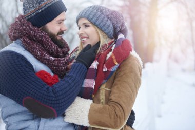 genç adam ve kadın açık havada poz