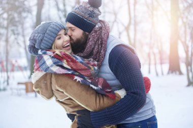 genç adam ve kadın açık havada poz