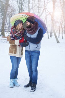 genç adam ve kadın açık havada poz