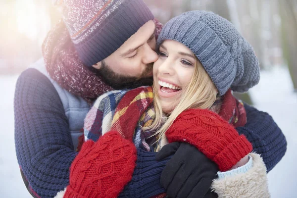 Casal apaixonado no tiro de fotos ao ar livre — Fotografia de Stock