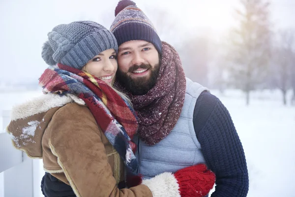 Par i kärlek på utomhus fotografering — Stockfoto