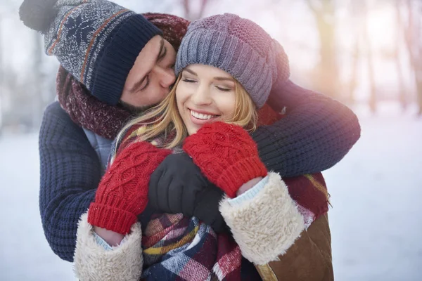 Couple en amour sur la prise de photos en plein air — Photo