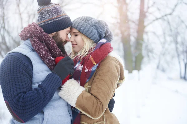 Paar verliefd op buiten foto schieten — Stockfoto