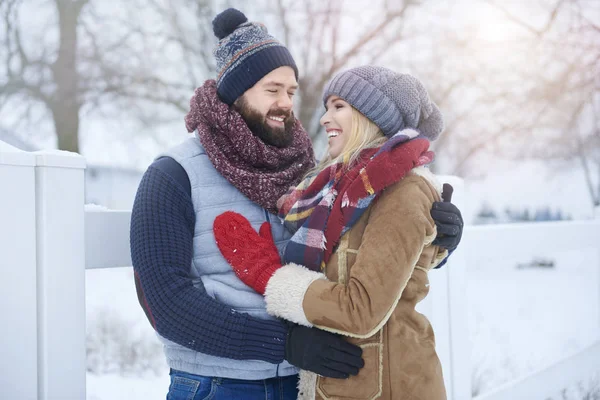 Paar verliefd op buiten foto schieten — Stockfoto