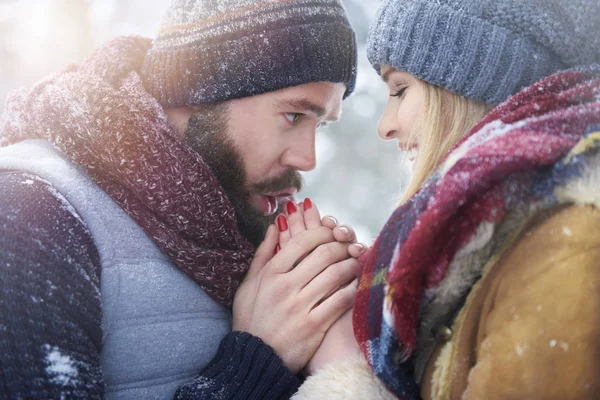 Couple en amour sur la prise de photos en plein air — Photo