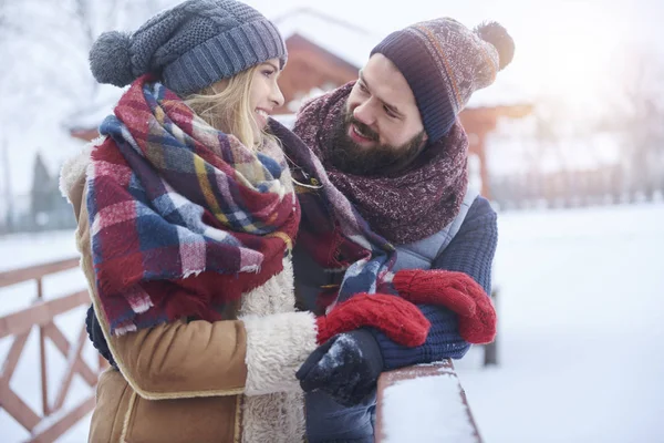 Jonge man en vrouw poseren buitenshuis — Stockfoto