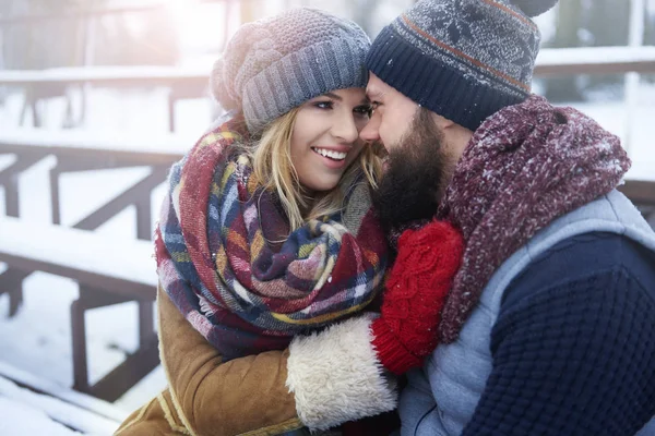 genç adam ve kadın açık havada poz