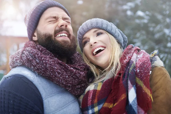 Giovane uomo e donna in posa all'aperto — Foto Stock