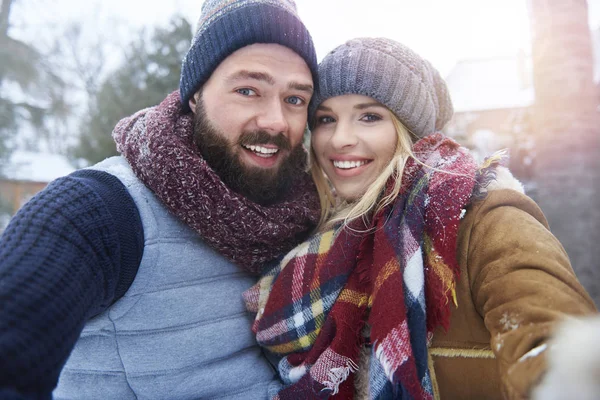 Young man and woman posing outdoors — Stock Photo, Image