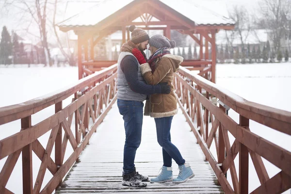 Joven hombre y mujer posando al aire libre — Foto de Stock