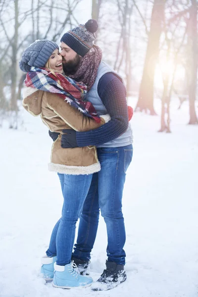 Ung man och kvinna poserar utomhus — Stockfoto