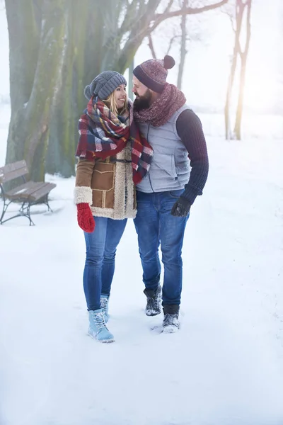 Ung man och kvinna poserar utomhus — Stockfoto