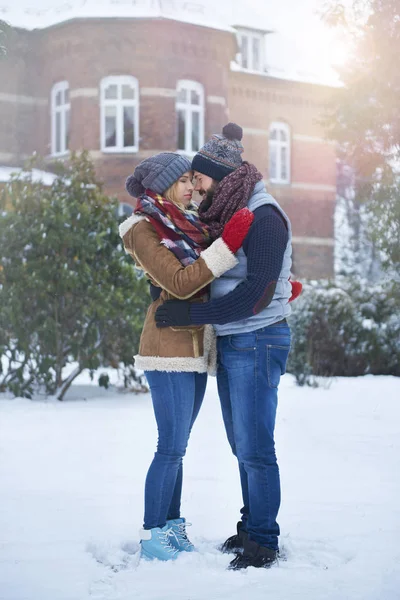 若い男と女が屋外でポーズ — ストック写真