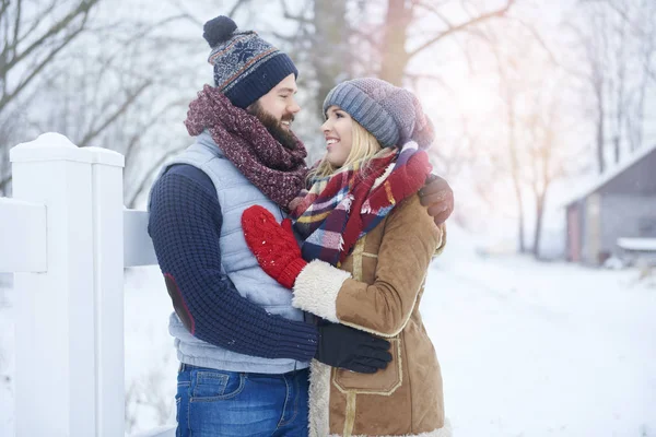 Young man and woman posing outdoors — Stock Photo, Image