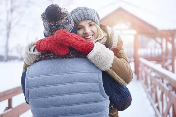 Giovane uomo e donna in posa all'aperto — Foto Stock