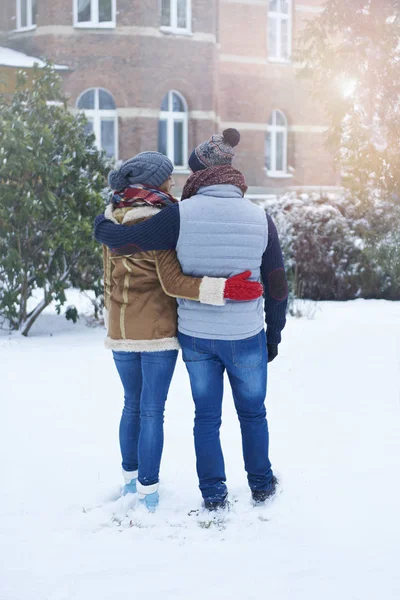 Jonge man en vrouw poseren buitenshuis — Stockfoto