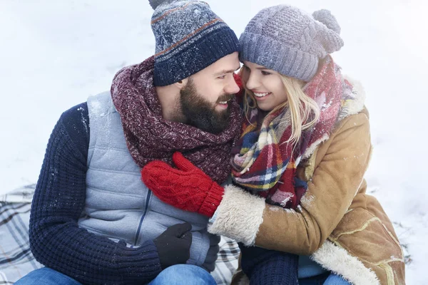 Jonge man en vrouw poseren buitenshuis — Stockfoto