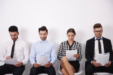 Grup insan görüşme için bekliyor