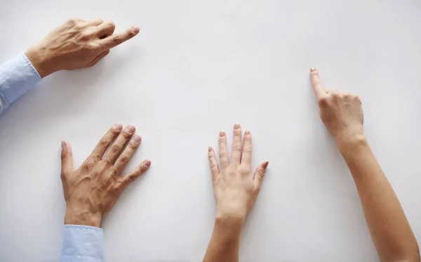 Mãos humanas no fundo branco — Fotografia de Stock