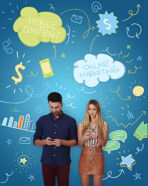 Mann og kvinne med digitale innretninger – stockfoto