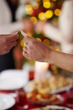 Bir gofret paylaşan kişi  