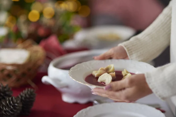 Mulher segurando um prato com sopa de beterraba — Fotografia de Stock