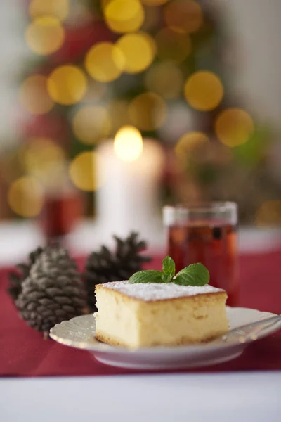 チーズケーキとバック グラウンドでクリスマス ツリー — ストック写真