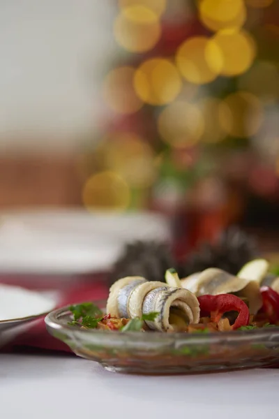 Heringsbrötchen auf dem Weihnachtstisch — Stockfoto