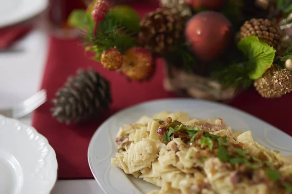 Traditionelles polnisches Gericht mit Zwiebeln und Petersilie dekoriert — Stockfoto