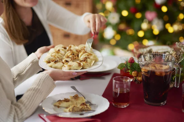 Personer äta dumplings — Stockfoto