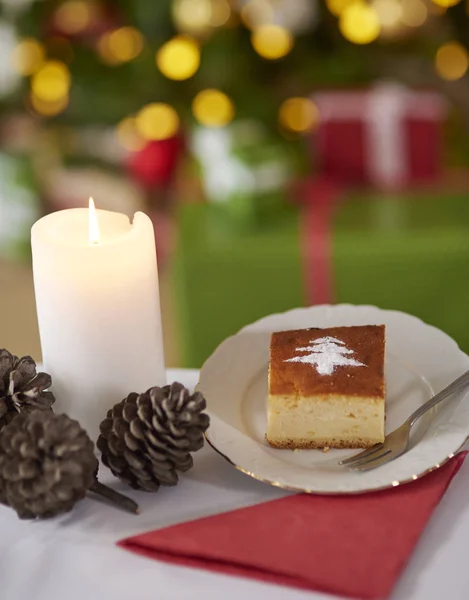 Dulce pastel y árbol de Navidad en el — Foto de Stock