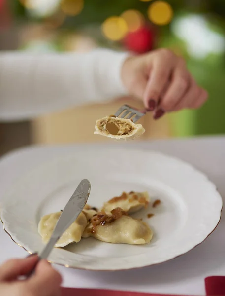 餃子を食べる女 — ストック写真